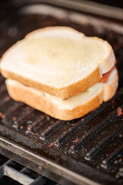 Gegrilde Kaas Sandwich Met Reepjes Spek Verse Tomaat Buiten Gasgrill — Stockfoto