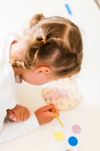 Ragazzina Che Disegna Alla Scrivania Casa — Foto Stock