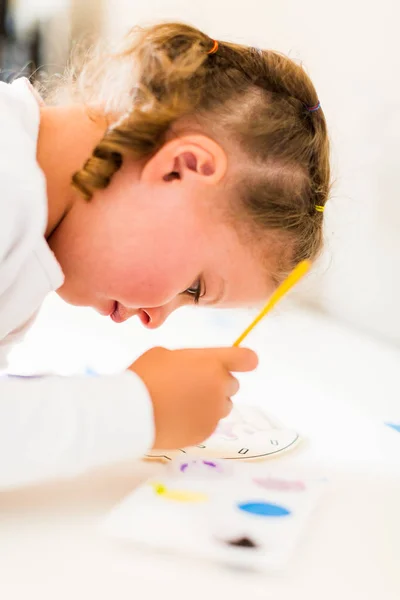 Niña Dibujando Escritorio Casa — Foto de Stock