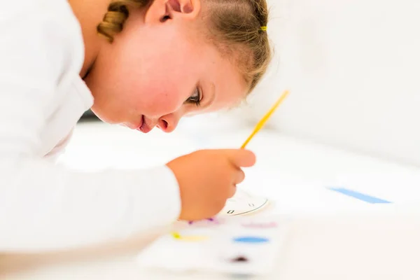 Ragazzina Che Disegna Alla Scrivania Casa — Foto Stock