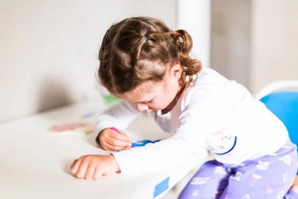 Kleines Mädchen Zeichnet Hause Schreibtisch — Stockfoto