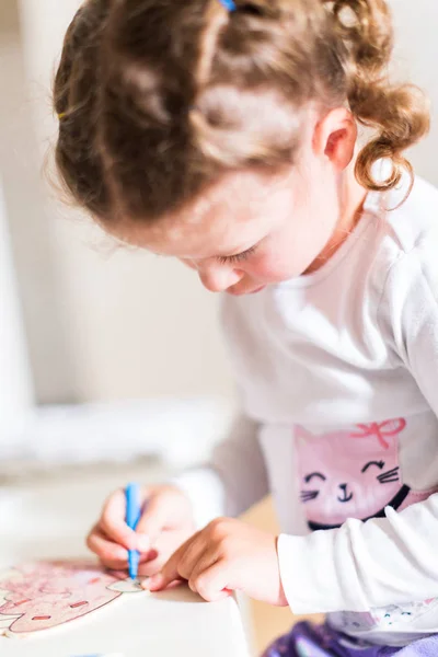 Kleines Mädchen Zeichnet Hause Schreibtisch — Stockfoto