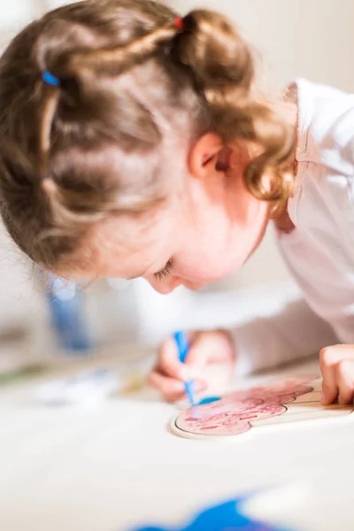 Kleines Mädchen Zeichnet Hause Schreibtisch — Stockfoto