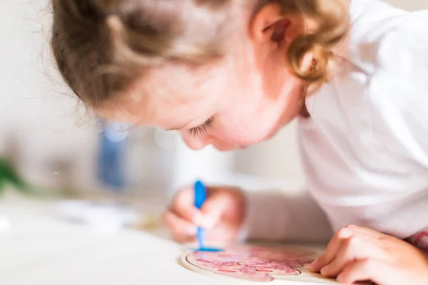 Kleines Mädchen Zeichnet Hause Schreibtisch — Stockfoto