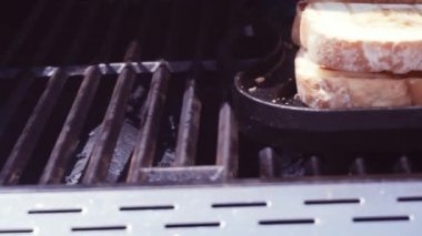 Izgara peynirli sandviç pastırma şeritler ve açık gaz ızgarada taze domates ile