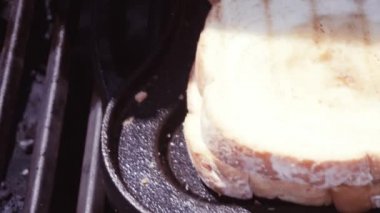 Izgara peynirli sandviç pastırma şeritler ve açık gaz ızgarada taze domates ile