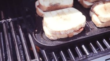 Izgara peynirli sandviç pastırma şeritler ve açık gaz ızgarada taze domates ile