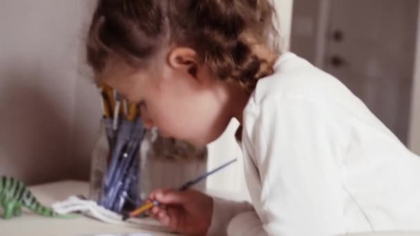 Σχέδιο Στο Γραφείο Της Στο Σπίτι Μικρό Κορίτσι — Αρχείο Βίντεο