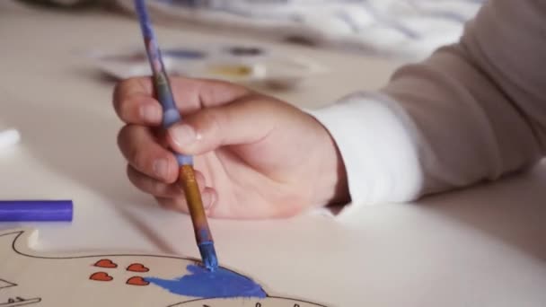 Kleines Mädchen Zeichnet Hause Schreibtisch — Stockvideo