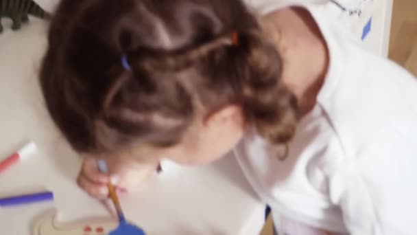 Маленька Дівчинка Малює Своїм Столом Вдома — стокове відео