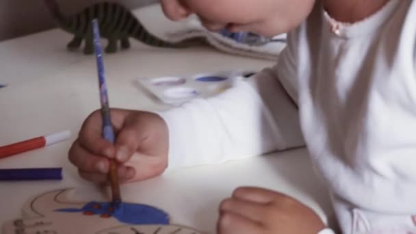 Маленька Дівчинка Малює Своїм Столом Вдома — стокове відео