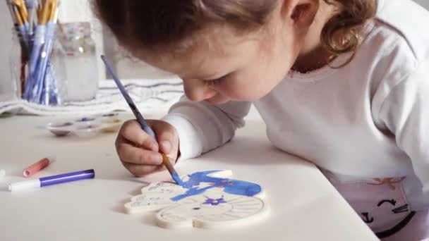 Маленькая Девочка Рисует Столом Дома — стоковое видео