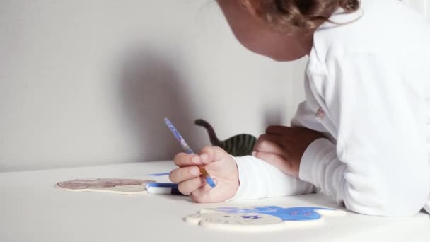 Little Girl Drawing Her Desk Home — Stock Video