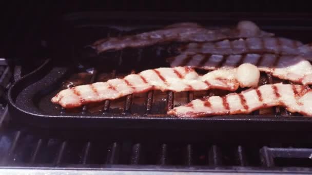 Grillat Bacon Strips Gjutjärn Stekhäll Utomhus Gas Grill — Stockvideo