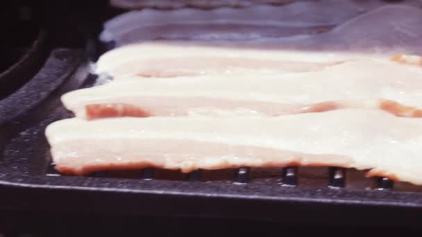 Grillat Bacon Strips Gjutjärn Stekhäll Utomhus Gas Grill — Stockvideo