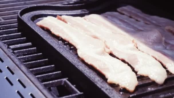 Grillat Bacon Strips Gjutjärn Stekhäll Utomhus Gas Grill — Stockvideo