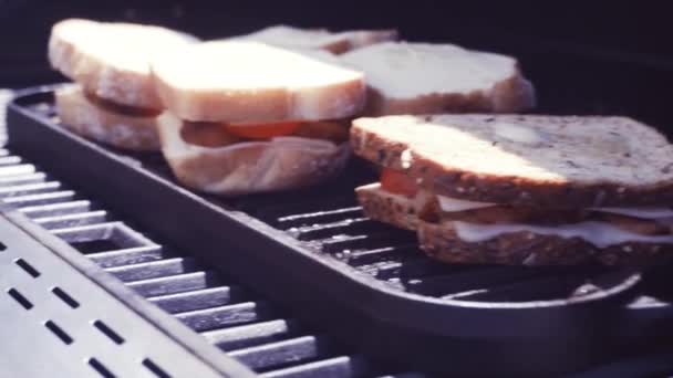 Gegrilde Kaas Sandwich Met Reepjes Spek Verse Tomaat Buiten Gasgrill — Stockvideo