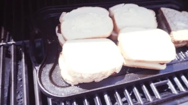 Grilla Grillad Ostsmörgås Med Bacon Strips Och Färsk Tomat Utomhus — Stockvideo