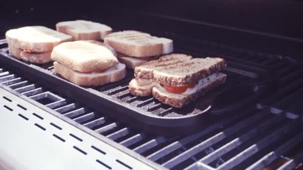 烤芝士三明治配培根带和新鲜西红柿在户外气烤架上 — 图库视频影像