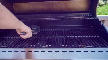 Adım adım. Arka verandada temizlik açık gaz ızgara.