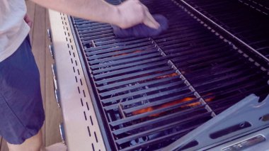 Adım adım. Arka verandada temizlik açık gaz ızgara.