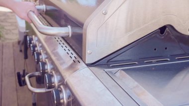 Adım adım. Yaz aylarında arka verandada açık gaz ızgara.