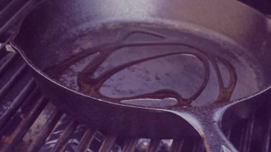 Adım adım. Izgara mantar ve soğan dökme demir tavada açık gaz ızgara.