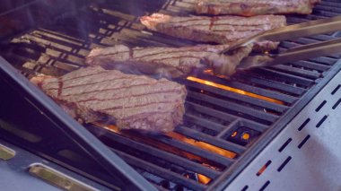 Adım adım. New York şerit biftek açık gaz ızgara ızgara.