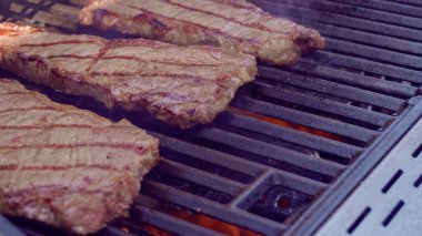 Adım adım. New York şerit biftek açık gaz ızgara ızgara.