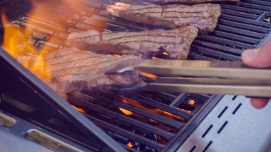 Adım adım. New York şerit biftek açık gaz ızgara ızgara.