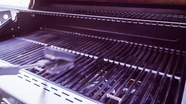 Adım adım. Arka verandada temizlik açık gaz ızgara.