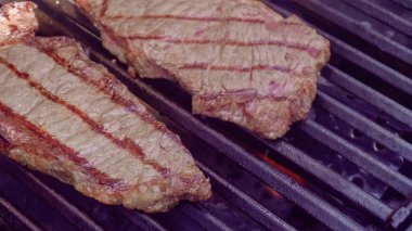 Adım adım. New York şerit biftek açık gaz ızgara ızgara.