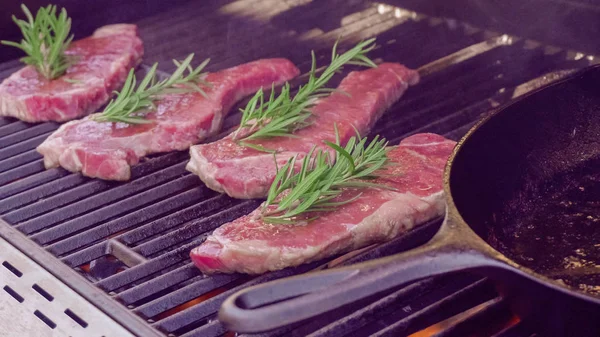 Stap Voor Stap New York Strip Steak Buiten Gasgrill Grillen — Stockfoto