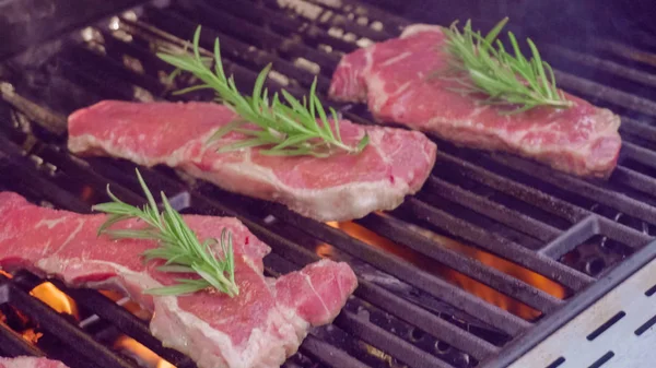 Step Step Grilling New York Strip Steak Outdoor Gas Grill — Stock Photo, Image