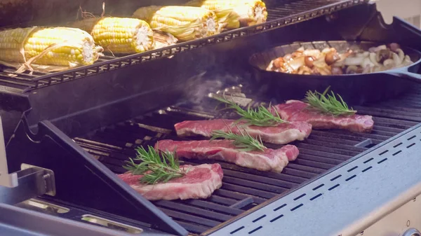 Stap Voor Stap New York Strip Steak Buiten Gasgrill Grillen — Stockfoto