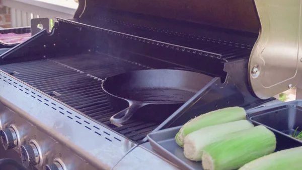 Lépésről Lépésre Grillezett Gombát Hagymát Öntöttvas Serpenyőben Szabadtéri Gáz Grill — Stock Fotó