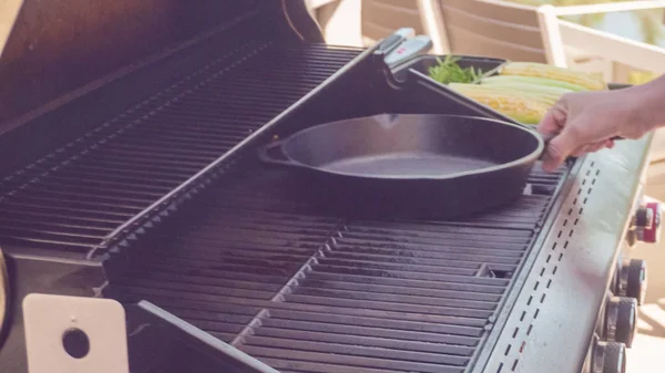 Stap Voor Stap Gegrilde Champignons Uien Koekenpan Gietijzer Buiten Gasgrill — Stockfoto