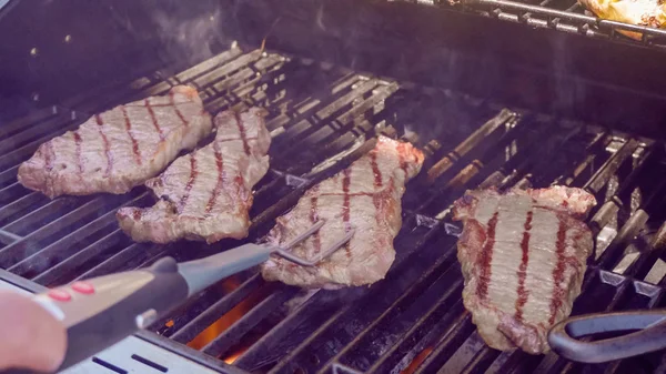 Steg För Steg Grillning New York Strip Steak Utomhus Gasolgrill — Stockfoto