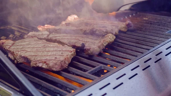 Steg För Steg Grillning New York Strip Steak Utomhus Gasolgrill — Stockfoto