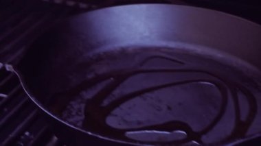 Adım adım. Izgara mantar ve soğan dökme demir tavada açık gaz ızgara