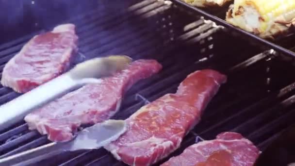 Krok Krokem New York Strip Steak Venkovní Plynový Gril Grilování — Stock video