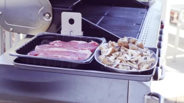 循序渐进 烤蘑菇和洋葱在铸铁煎锅上户外燃气烧烤 — 图库视频影像