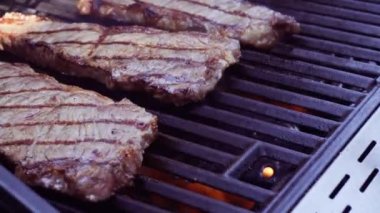 Adım adım. New York şerit biftek açık gaz ızgara ızgara