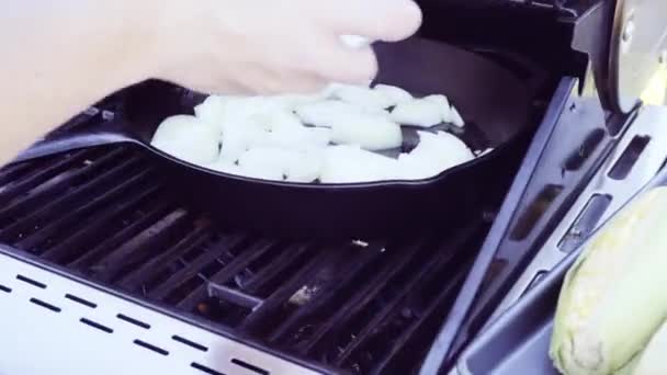 Stap Voor Stap Gegrilde Champignons Uien Koekenpan Gietijzer Buiten Gasgrill — Stockvideo