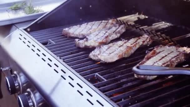 Stap Voor Stap New York Strip Steak Buiten Gasgrill Grillen — Stockvideo