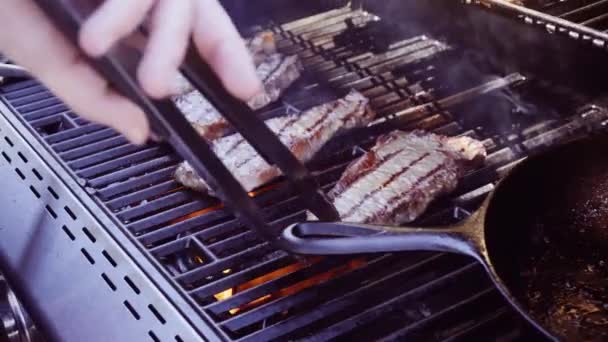 Passo Passo Churrasco Bife Tira Nova York Churrasqueira Gás Livre — Vídeo de Stock