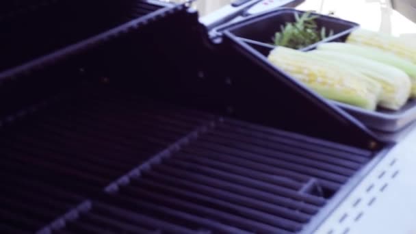 一歩一歩 屋外のガスのグリルで焼く新鮮なトウモロコシ — ストック動画