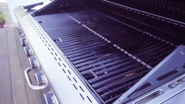 Stap Voor Stap Schoonmaak Buiten Gas Barbecue Rug Patio — Stockvideo
