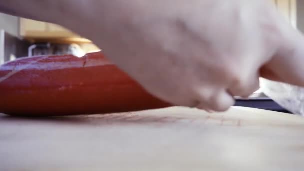 Разрезание Красно Белого Синего Теста Печенья Отдельные Печенья — стоковое видео