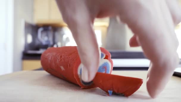 Rood Wit Blauw Pinwheel Koekjesdeeg Opsplitsen Afzonderlijke Cookies — Stockvideo